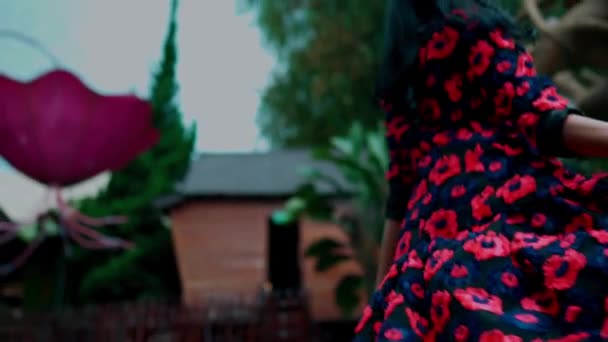 Вид Ззаду Жінку Квітковому Вбранні Стоїть Під Деревом Яскравим Листям — стокове відео