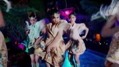 Gece boyunca renkli ışıklandırmayla hareket eden dansçıların bulanık görüntüsü