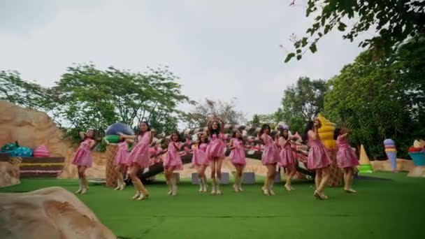 Sekelompok Gadis Dalam Gaun Merah Muda Menari Luar Ruangan Dengan — Stok Video