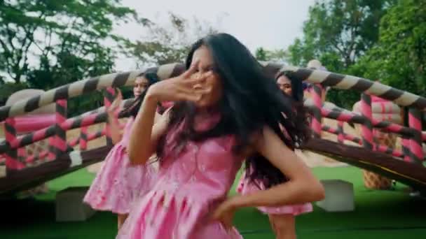 Grupo Mulheres Vestidos Rosa Dançando Sob Uma Arcada Trançada Cenário — Vídeo de Stock