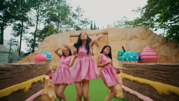 Tiga Wanita Bergaun Merah Muda Menari Gembira Lapangan Golf Mini — Stok Video