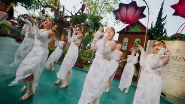 Movimento Turvo Dançarinos Alegres Branco Que Apresentam Festival Livre Com — Vídeo de Stock