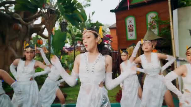 Dançarinos Tradicionais Branco Realizando Livre Com Fundo Embaçado Durante Manhã — Vídeo de Stock
