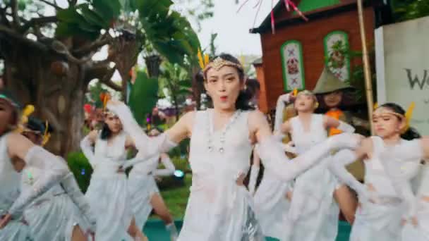 Groep Van Jonge Dansers Witte Kostuums Uitvoeren Van Traditionele Dans — Stockvideo