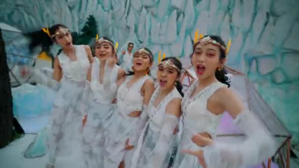 Mișcare Încețoșată Patru Dansatori Veseli Costume Albe Capse Interpretând Gesturi — Videoclip de stoc