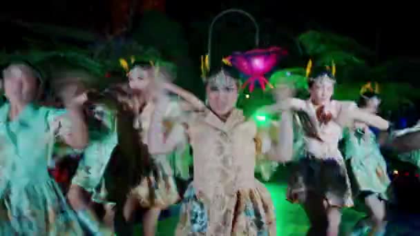 Gece Boyunca Renkli Işıklandırmayla Hareket Eden Dansçıların Bulanık Görüntüsü — Stok video