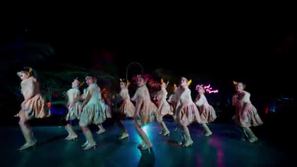 不同的人群在夜色五彩斑斓的俱乐部里跳舞 — 图库视频影像