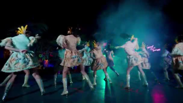 Παραδοσιακοί Χορευτές Που Παίζουν Στη Σκηνή Πολύχρωμο Φωτισμό Και Κοστούμια — Αρχείο Βίντεο