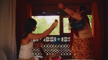 Ateşli bir tartışmadan sonra, üzgün yaşlı bir kadın döner ve yatak odasından fırlar, genç kadını elbiselerini paketlemesi için yalnız bırakır..