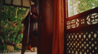 Kızgın, yaşlı bir kadın elinde süpürge ve el çantasıyla yatak odasına girer. Birini temizlemeye ya da cezalandırmaya hazırdır. Çılgınca bir ruh hali içindedir..