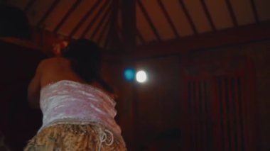 Yatak odasındaki iki kadın arasında ateşli bir fiziksel münakaşa. Yaşlı bir kadın, genç bir kadını kavga sırasında yatağından kaldırıyor..