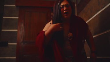 Öfkeli bir kadının dramatik bir şekilde kameraya ya da bir insana bağırması ve işaret etmesi yoğun öfke ve memnuniyetsizlik göstergesidir..