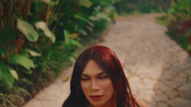 Kızıl saçlı genç bir kadının kaldırım taşlı bir yolda yürüdüğünü, sabahları düşüncelere daldığını ya da yalnızlık çektiğini.