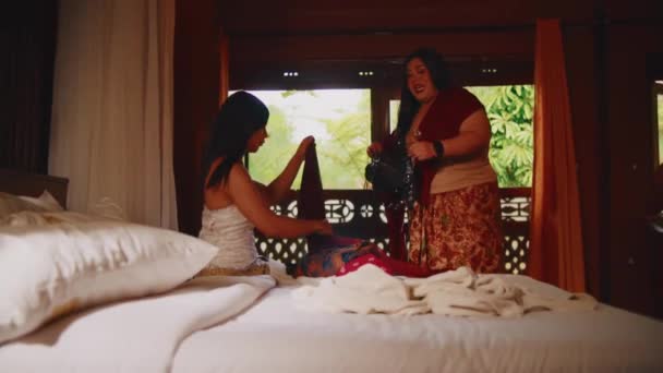 早上两个女人在一个有自然光的舒适的卧室里聊天 — 图库视频影像