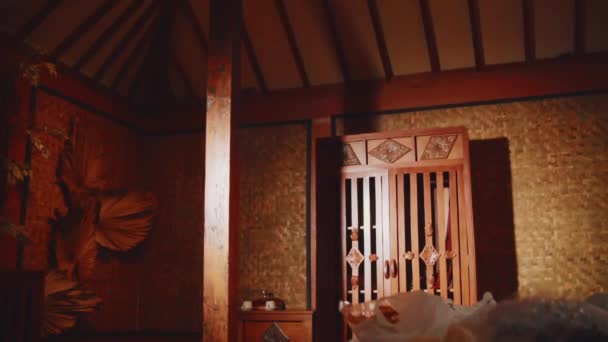 Traditioneel Aziatisch Interieur Met Houten Balken Decoratieve Hordeur Met Warme — Stockvideo