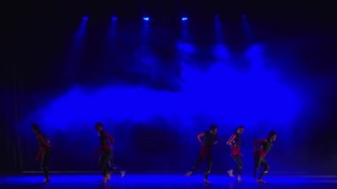 Gece boyunca mavi renkli dumanlı dansçılar sahnede olacak.