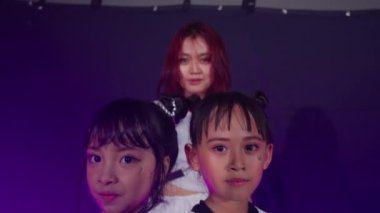 Sahnede sahne alan iki kişinin bulanık görüntüsü. Siyah arka plan ve mor ışık..