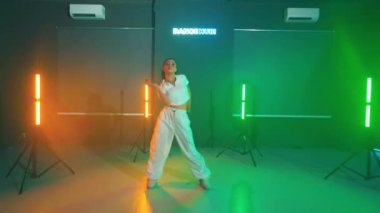 Renkli ışıklandırması ve duvarında 