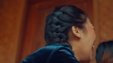 İki kadın içeride gülüyor ve eğleniyor..