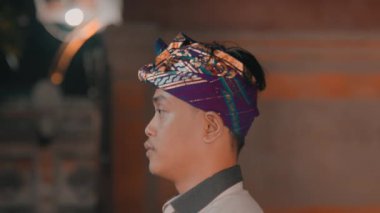 Karmaşık detayları olan bulanık bir heykel resmi, muhtemelen taş ya da ahşaptan yapılmış. Arka plan da odak dışı, bu da ayarı ayırt etmeyi zorlaştırıyor.