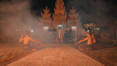 Geleneksel Balili dans gösterisi geleneksel kostümlü dansçılarla ve arka planda bir tapınakla.