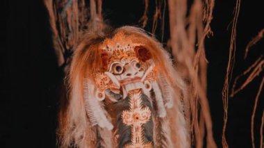 Geleneksel bir Balili Barong maskesi. Karmaşık detaylar ve parlak renklerle, koyu bir arkaplanda..