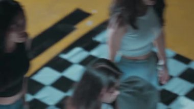 Damalı zeminde yürüyen iki kişinin bulanık görüntüsü.