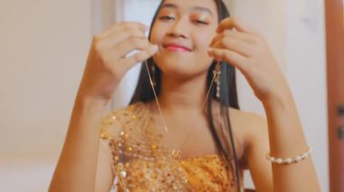 Ekran görüntüsü almak için akıllı telefon kullanan ellerin yakın çekimi. Bu eylem çeşitli ortak mobil görevleri ve dijital iletişimi vurgular.