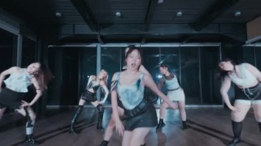 Şık giyinmiş beş genç bayandan oluşan dinamik bir dans gösterisi. Sahne modern bir stüdyoda geçiyor. Dramatik ışıklandırma, hareketlerini ve ifadelerini gözler önüne seriyor..