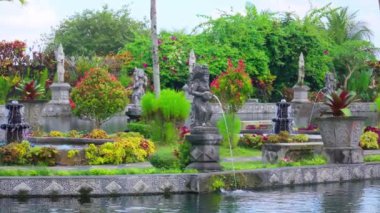 Taş kemer köprünün altından sakin bir manzara, kenar boyunca dekoratif fayanslarla sakin suyu yansıtıyor. Yeşillik arka planda görünür, sakin bir atmosfer yaratır..