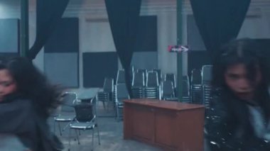 Altı dansçıdan oluşan bir grup loş bir mekanda koreografili bir gösteri yapıyor. Şık, sıradan kıyafetler giyiyorlar, dinamik hareketler sergiliyorlar.. 