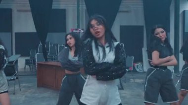 Altı dansçıdan oluşan bir grup loş bir mekanda koreografili bir gösteri yapıyor. Şık, sıradan kıyafetler giyiyorlar, dinamik hareketler sergiliyorlar.. 