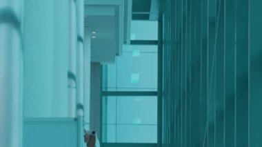 Cam duvarlar ve parlak bir dizaynla modern bir mimari iç mimari. Görüntü yansımaları ve ışığı yakalar ve sakin bir atmosfer yaratır. Renk paleti ağırlıklı olarak deniz mavisi rengidir ve çağdaş hissi arttırır..