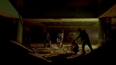 Loş ve terk edilmiş bir alanda duran bir grup insanın siluetleri. Atmosfer gölgelerle ve manzarayı aydınlatan bir ışık demeti ile ürkütücü. Rakamlar gizemli ve konumlandırılmış görünüyor. 