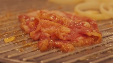 Taze marul yaprakları, zencefil dilimleri ve küçük bir kap baharatlı sos. Malzemeler masaya dizilmiş, yemek hazırlığı öneriliyor.. 