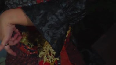 Yüzüklü bir elin yakın çekimi, el kol hareketi. Arkaplan bulanık ve belirsiz nesneleri içeriyor.