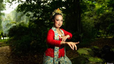 Geleneksel bir Sundanlı dansçı kırmızı bir kostüm giyer ki bu da öğleden sonra ormandayken göz kamaştırıcı ve etkileyici bir dansçının kimliğidir.