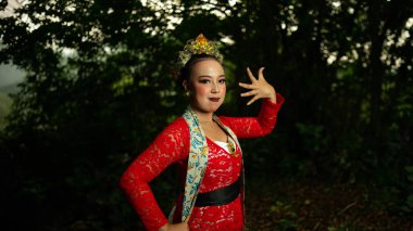 Geleneksel bir Endonezyalı dansçı, sabah ormandaki geleneksel bir tören ve kültür festivalinde gösteri yapıyor.