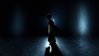 Çevik kadın dansçıların gölgeli siluetleri geceleri görülen her harekette bir zarafet yaratıyor.