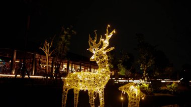 Aydınlatılmış ren geyiği Noel ışıkları süslemesi gece kafede