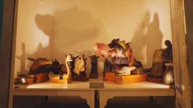 Üzerinde birkaç yuvarlak tencere bulunan eğri büğrü metal bir tezgahın bulunduğu antika bir yemek seti. Tencereler siyah ve geleneksel bir dizaynları var.. 