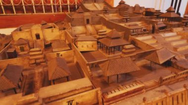 Geleneksel mimarisi olan çeşitli binaların sergilendiği antik bir şehrin ayrıntılı bir modeli. Yapılar eğimli çatılara sahiptir ve tarihsel şehir planlamasını vurgulayarak şebeke benzeri bir düzende düzenlenmişlerdir..