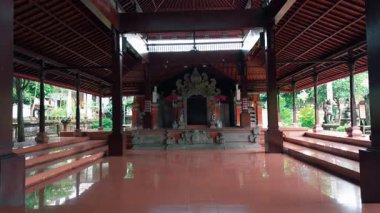 Parlak zeminli, yemyeşil bir zemini olan sakin, açık bir tapınak. Mimaride, karmaşık oymalar ve yüksek eğimli çatı gibi geleneksel Balili tasarım elementleri yer alıyor..