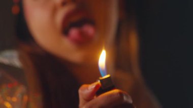 Bulanık odaklı, yumuşak ışıklandırmalı ve karamsar bir atmosferi olan genç bir kadının yakın çekimi. Dekoratif saç aksesuarları ve ince bir ifadesi var..