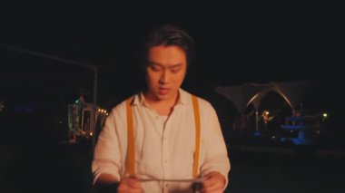 Loş bir çevrede yukarı bakan genç bir adam. Geçmişi bulanık. Hareketi ya da aciliyeti işaret ediyor. Profiline odaklanmış durumda. Bir anlık tefekkür ya da sürpriz görüntüsü yakalıyor..