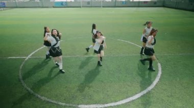 Altı dansçıdan oluşan bir grup yeşil bir alanda senkronize hareketler sergiliyor. Havalı ve enerjik bir atmosferi olan şık kıyafetler giyiyorlar..