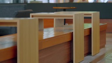 Minimalist estetiğe sahip modern bir ahşap masa tasarımı, açık ve koyu ahşap tonların bir kombinasyonunu içeriyor. Tablonun, çağdaş iç mekanlar için uygun basitlik ve zarafeti vurgulayan açık bir yapısı vardır..