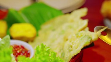 Baharatlı sosla servis edilen ve taze marul ve buharda pişirilmiş sarı pastayla süslenmiş, gevrek ve kızarmış sebzelerden oluşan geleneksel bir yemek..