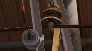 Fabrika ortamında endüstriyel makaraların ve kabloların yakın çekimi, mekanik bileşenlerin sergilenmesi ve mühendislik tasarımı.