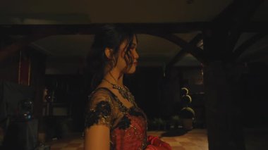 Geniş bir mekanda renkli ışıklı bir zeminde dans eden bir çift. Kadın canlı bir çiçekli elbise giyer, erkek ise resmi bir takım elbise giyer. Atmosfer ışıklardan yansıyan yansımalarla dolu..